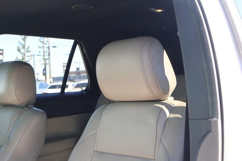 Ford Explorer Vehicle Full-screen Gallery Image 18