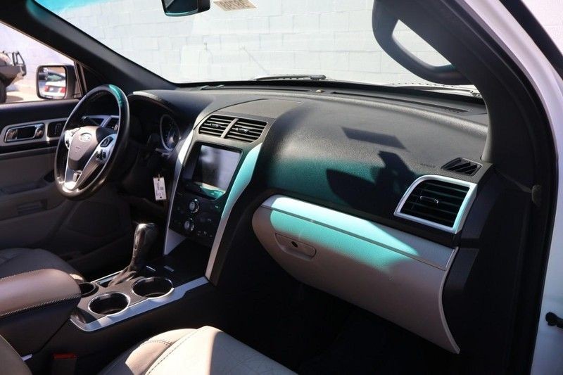 Ford Explorer Vehicle Full-screen Gallery Image 19