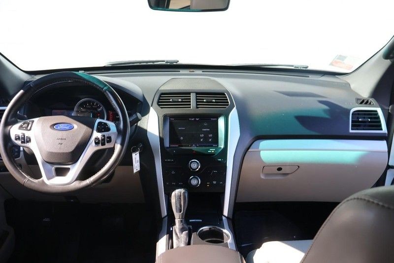 Ford Explorer Vehicle Full-screen Gallery Image 23