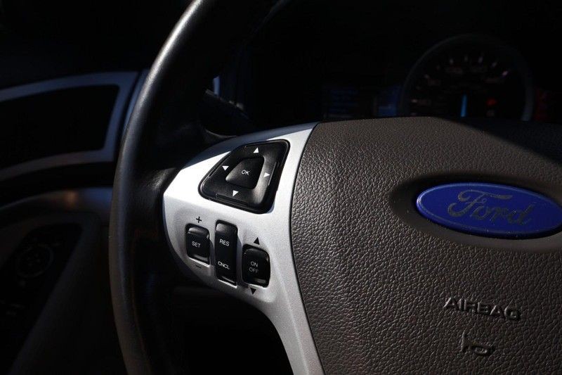 Ford Explorer Vehicle Full-screen Gallery Image 26