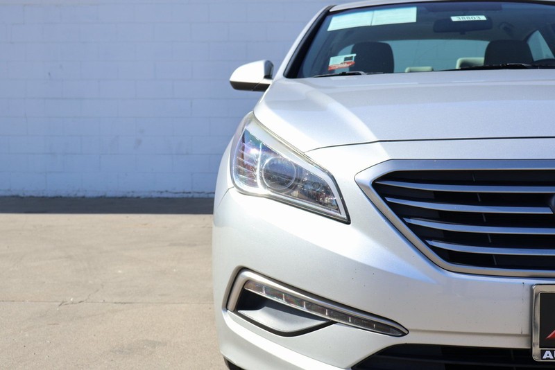 Hyundai Sonata Vehicle Full-screen Gallery Image 03