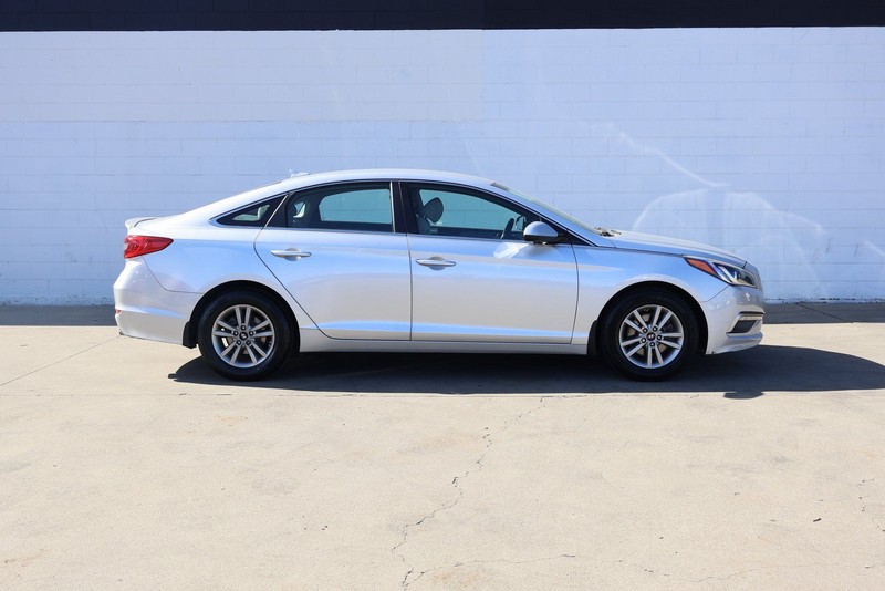 Hyundai Sonata Vehicle Full-screen Gallery Image 04