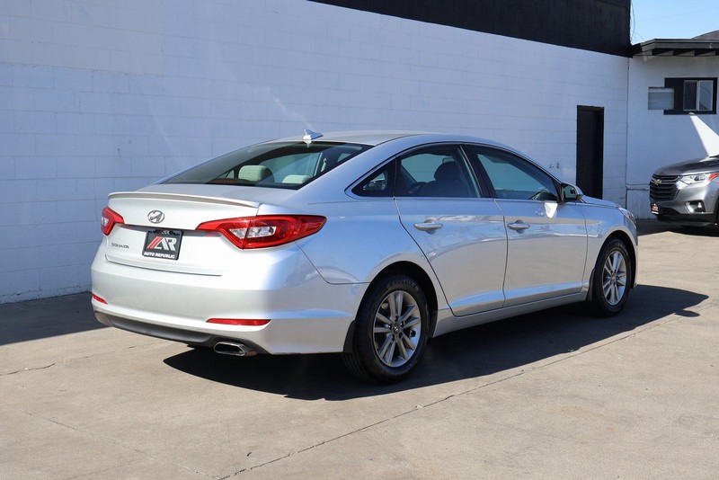 Hyundai Sonata Vehicle Full-screen Gallery Image 05