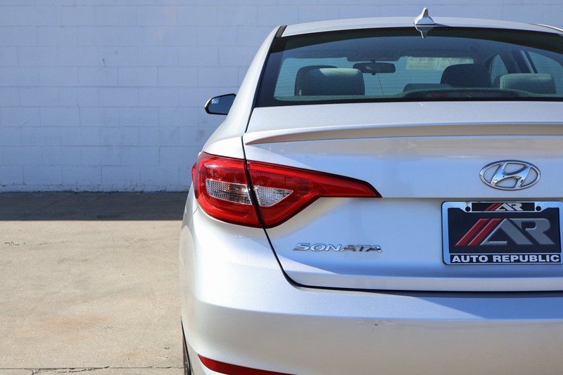 Hyundai Sonata Vehicle Full-screen Gallery Image 07