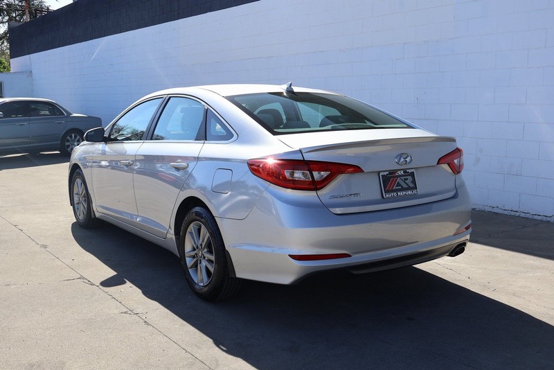 Hyundai Sonata Vehicle Full-screen Gallery Image 09