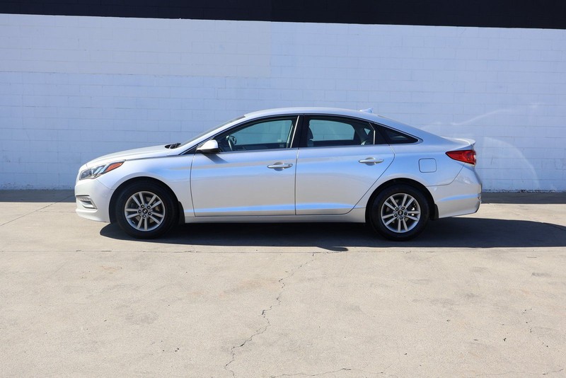 Hyundai Sonata Vehicle Full-screen Gallery Image 10