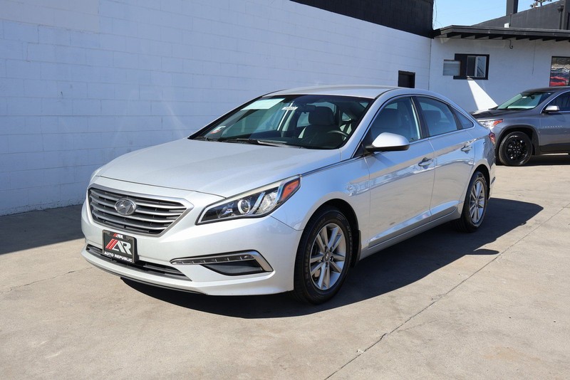 Hyundai Sonata Vehicle Full-screen Gallery Image 11