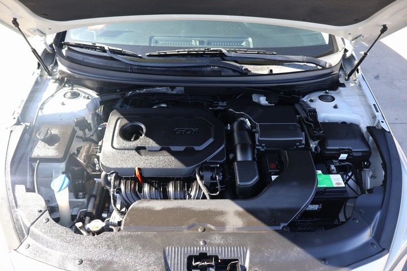 Hyundai Sonata Vehicle Full-screen Gallery Image 12