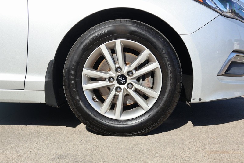 Hyundai Sonata Vehicle Full-screen Gallery Image 13