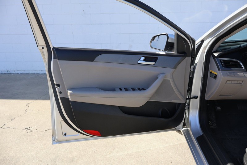 Hyundai Sonata Vehicle Full-screen Gallery Image 14