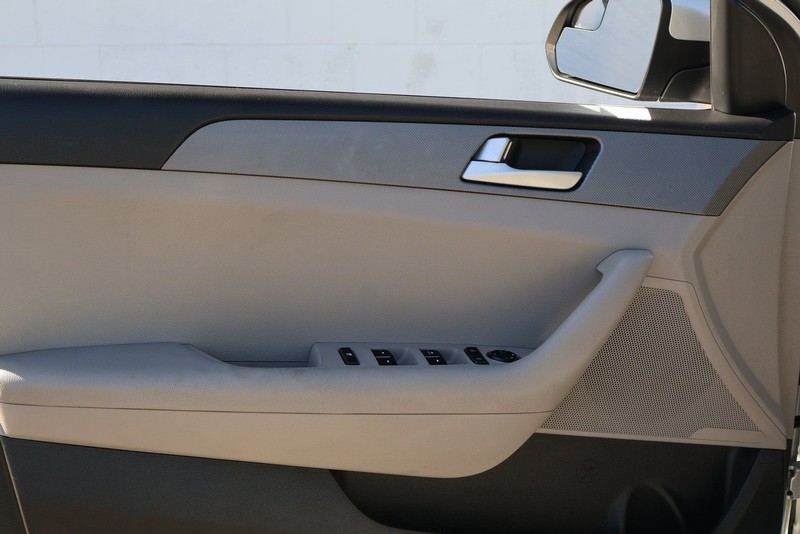 Hyundai Sonata Vehicle Full-screen Gallery Image 15