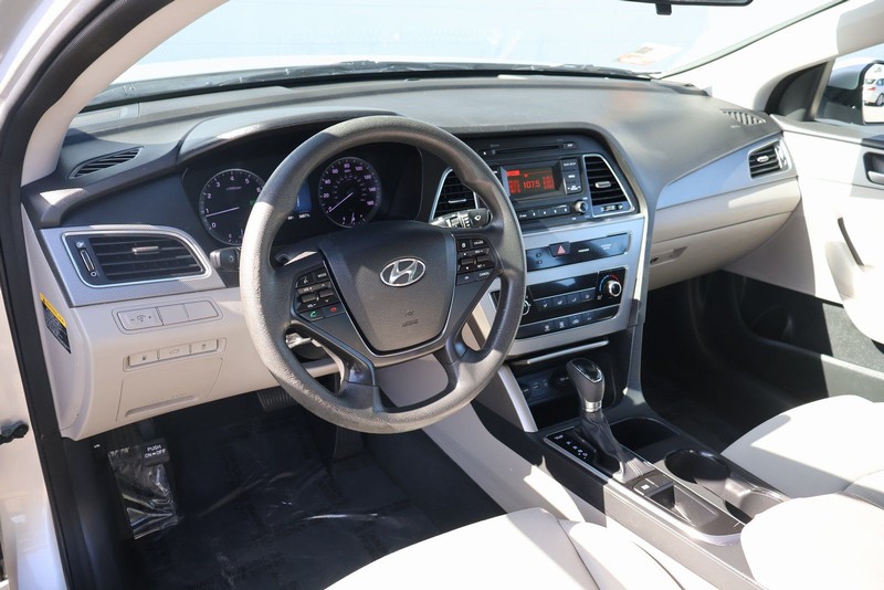 Hyundai Sonata Vehicle Full-screen Gallery Image 16
