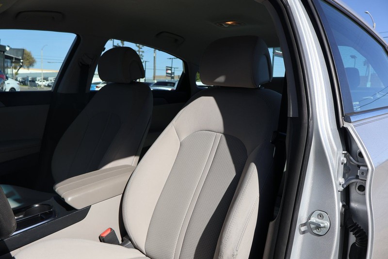 Hyundai Sonata Vehicle Full-screen Gallery Image 17