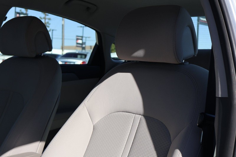 Hyundai Sonata Vehicle Full-screen Gallery Image 18