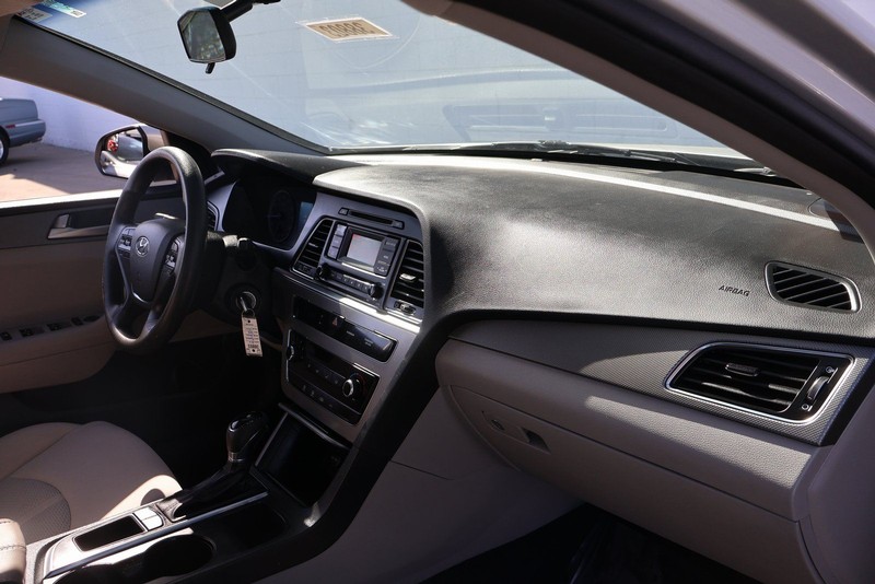 Hyundai Sonata Vehicle Full-screen Gallery Image 19