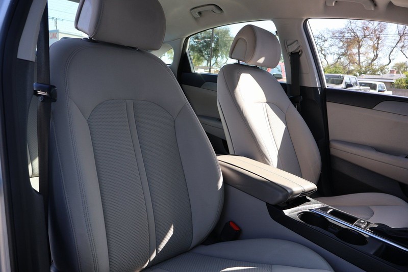 Hyundai Sonata Vehicle Full-screen Gallery Image 20