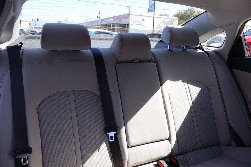 Hyundai Sonata Vehicle Full-screen Gallery Image 21