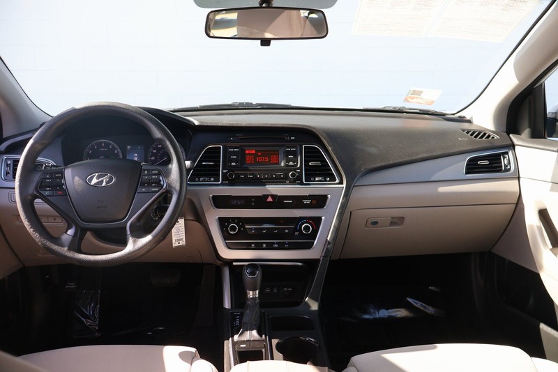 Hyundai Sonata Vehicle Full-screen Gallery Image 22