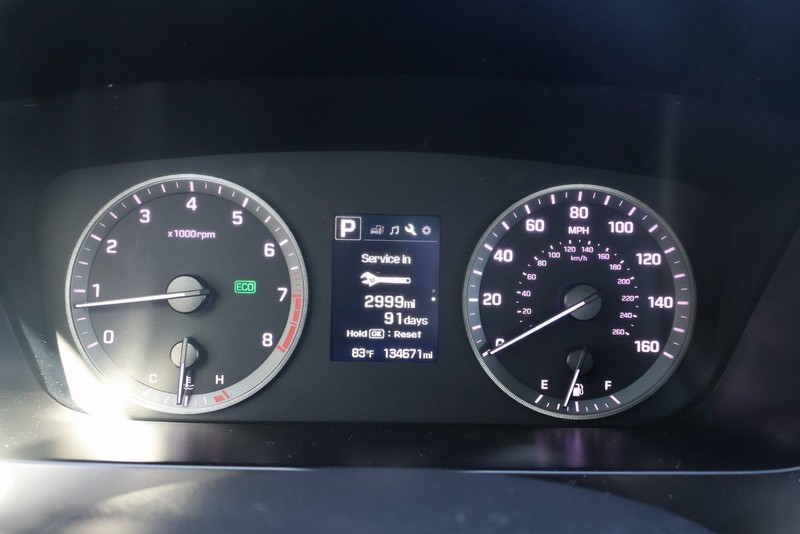 Hyundai Sonata Vehicle Full-screen Gallery Image 23