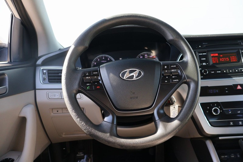 Hyundai Sonata Vehicle Full-screen Gallery Image 24