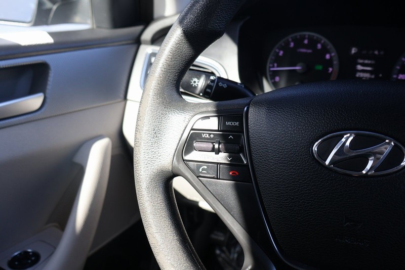 Hyundai Sonata Vehicle Full-screen Gallery Image 25