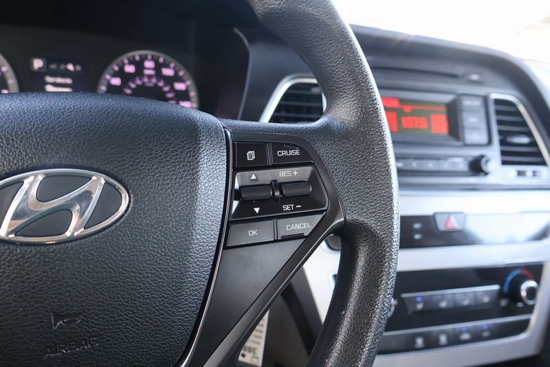 Hyundai Sonata Vehicle Full-screen Gallery Image 26