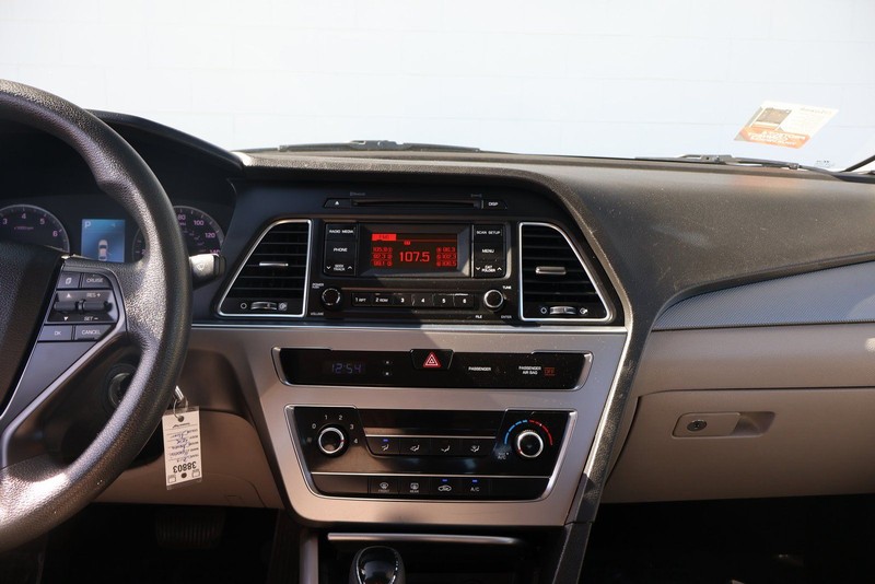 Hyundai Sonata Vehicle Full-screen Gallery Image 27