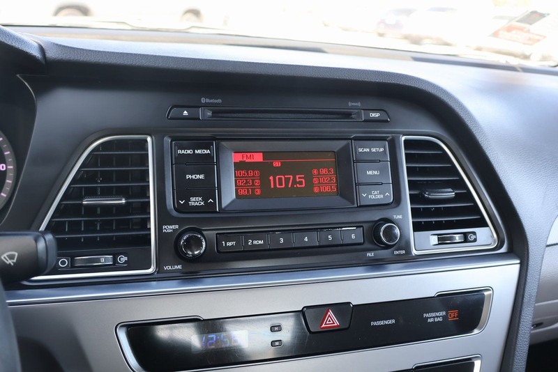 Hyundai Sonata Vehicle Full-screen Gallery Image 28