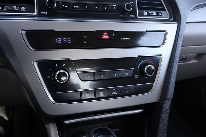 Hyundai Sonata Vehicle Full-screen Gallery Image 29