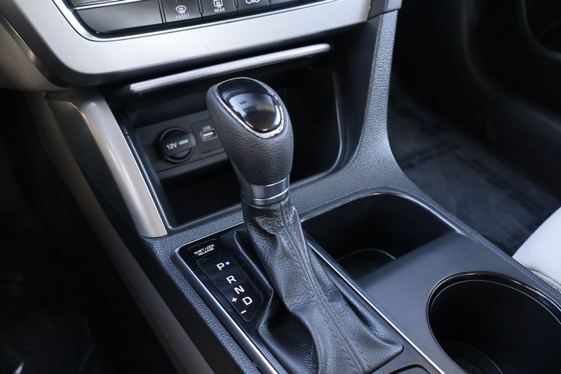 Hyundai Sonata Vehicle Full-screen Gallery Image 30