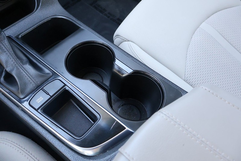 Hyundai Sonata Vehicle Full-screen Gallery Image 31