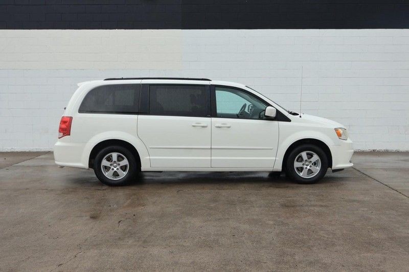 Dodge Grand Caravan Vehicle Full-screen Gallery Image 04