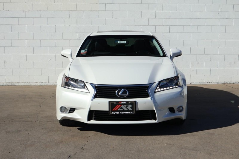 Lexus GS 350 Vehicle Full-screen Gallery Image 02