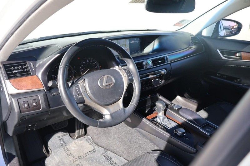 Lexus GS 350 Vehicle Full-screen Gallery Image 16