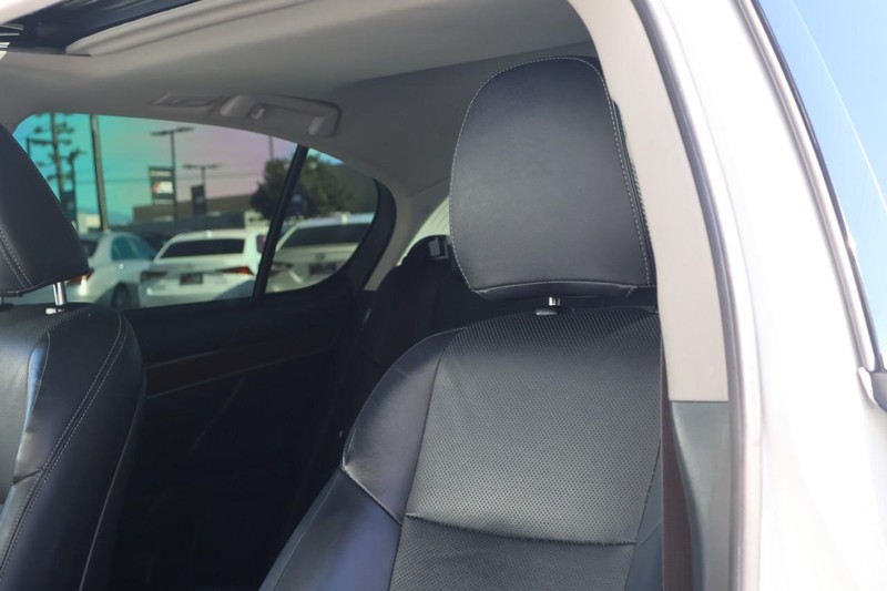 Lexus GS 350 Vehicle Full-screen Gallery Image 19