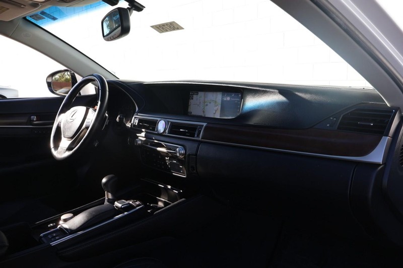 Lexus GS 350 Vehicle Full-screen Gallery Image 20