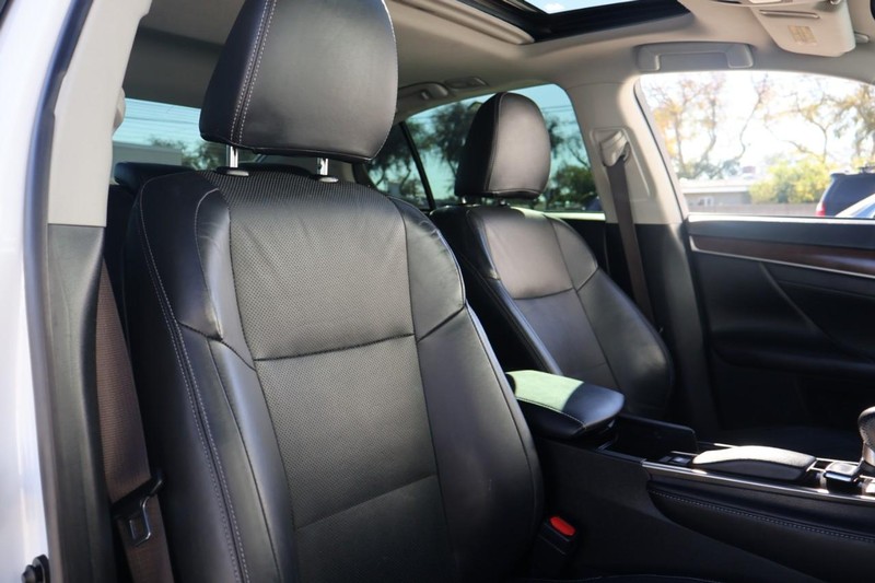 Lexus GS 350 Vehicle Full-screen Gallery Image 21