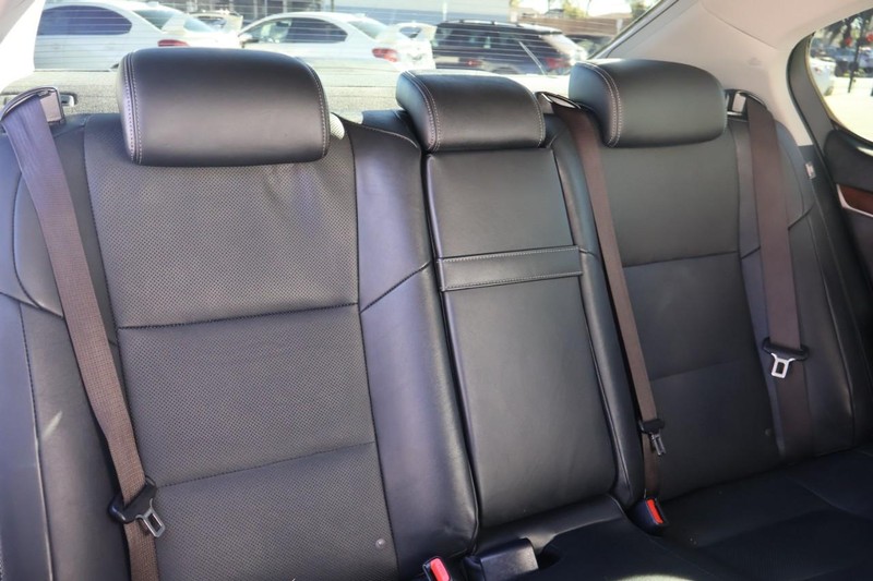 Lexus GS 350 Vehicle Full-screen Gallery Image 22