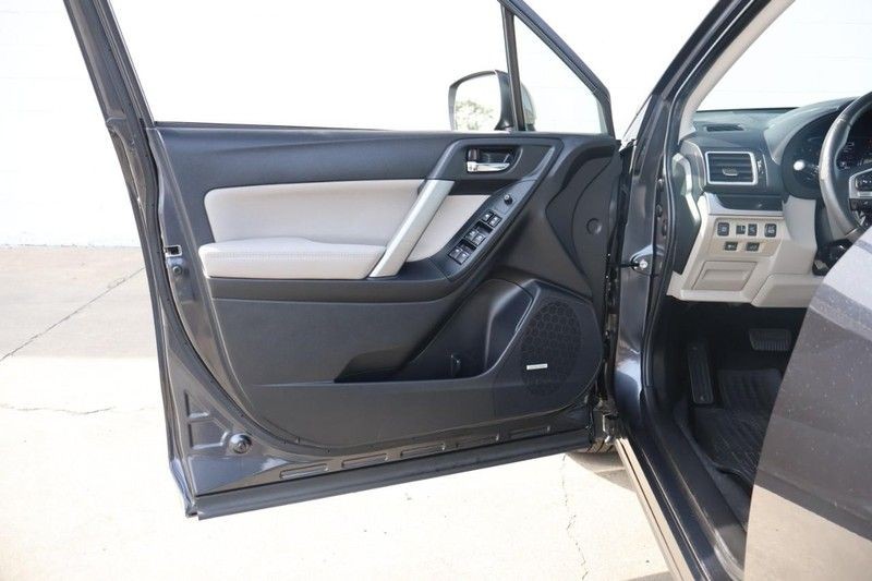 Subaru Forester Vehicle Full-screen Gallery Image 15