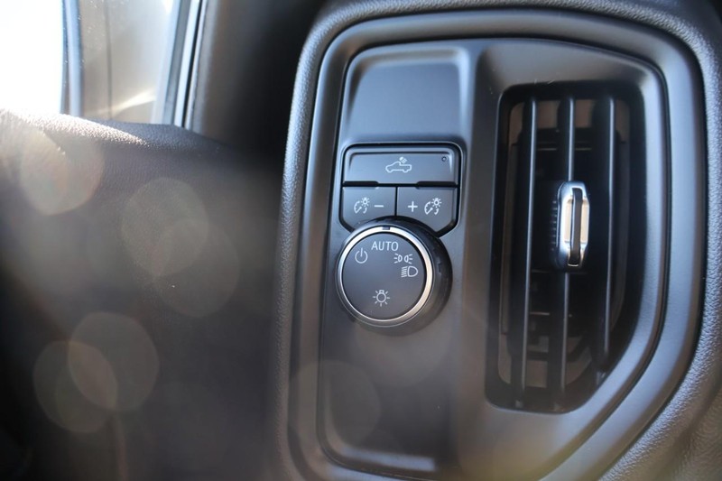 Chevrolet Silverado 1500 Vehicle Full-screen Gallery Image 17