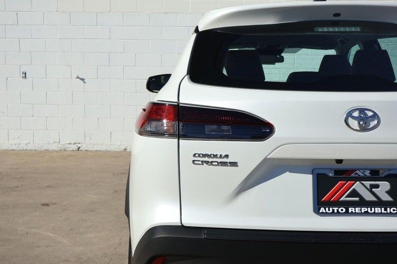 Toyota Corolla Cross Vehicle Full-screen Gallery Image 07