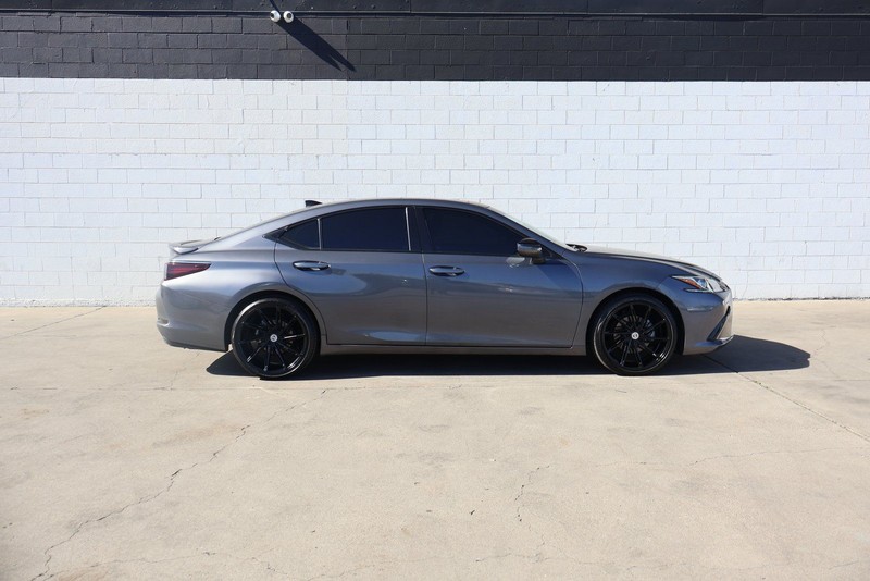 Lexus ES Vehicle Full-screen Gallery Image 04