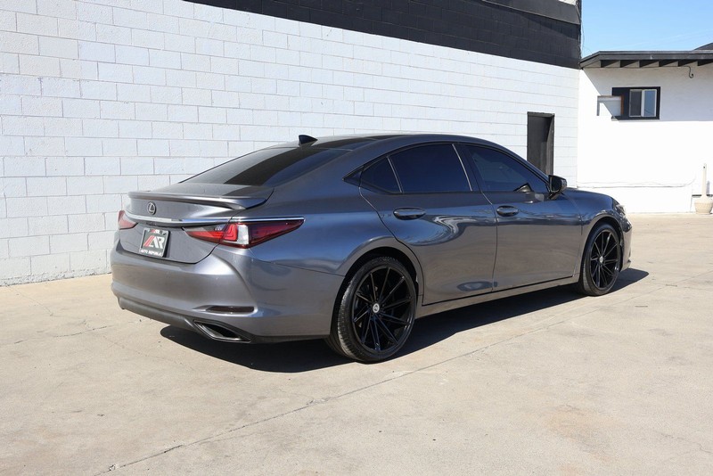 Lexus ES Vehicle Full-screen Gallery Image 05