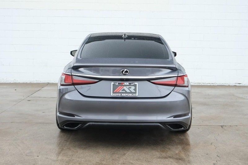 Lexus ES Vehicle Full-screen Gallery Image 06