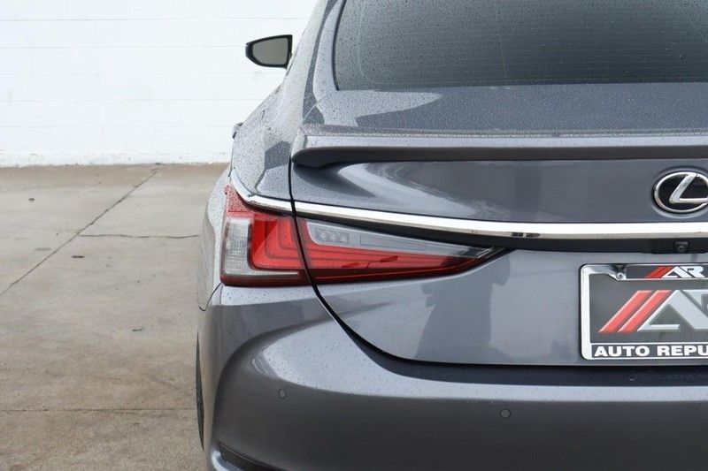 Lexus ES Vehicle Full-screen Gallery Image 07