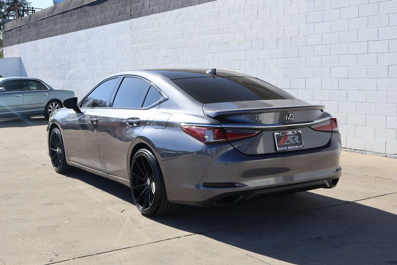 Lexus ES Vehicle Full-screen Gallery Image 09