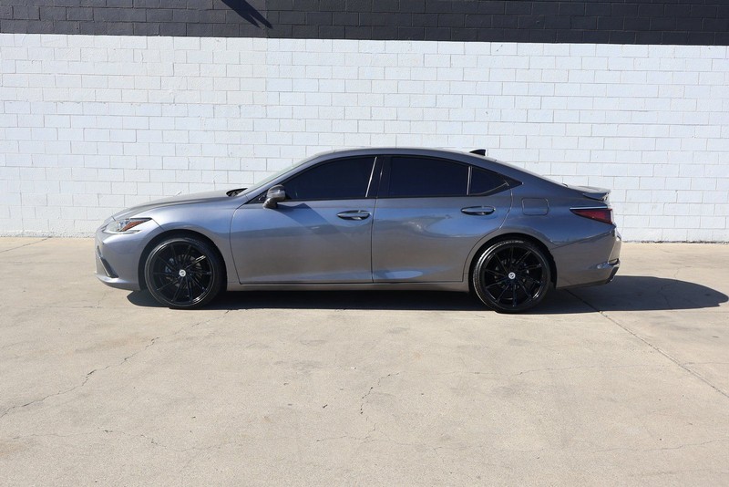 Lexus ES Vehicle Full-screen Gallery Image 10