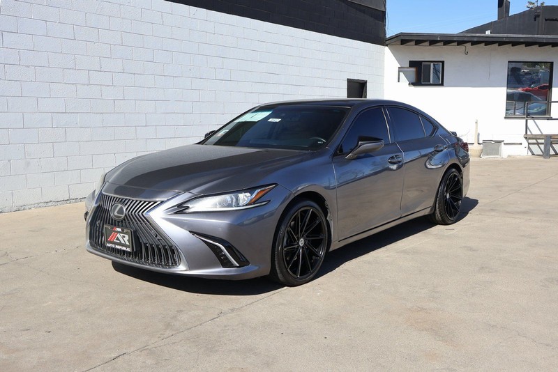 Lexus ES Vehicle Full-screen Gallery Image 11