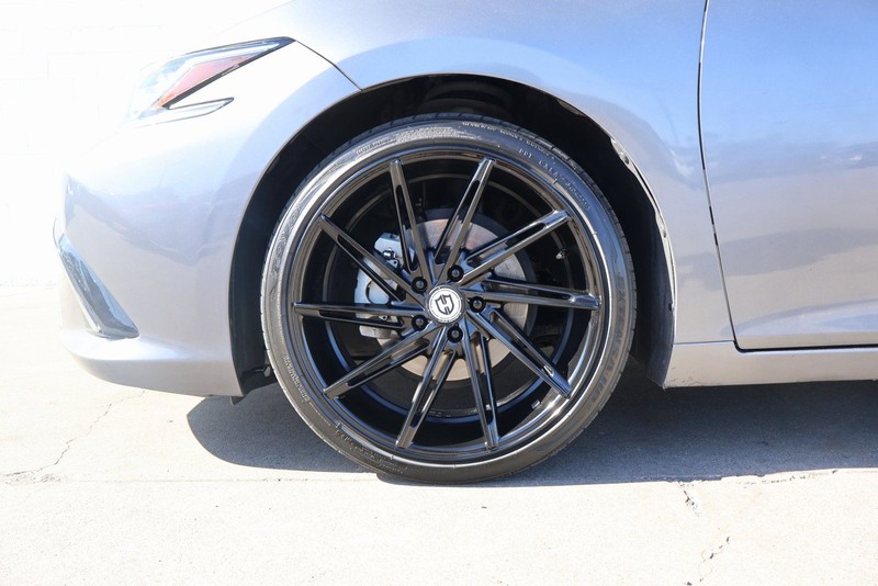 Lexus ES Vehicle Full-screen Gallery Image 13