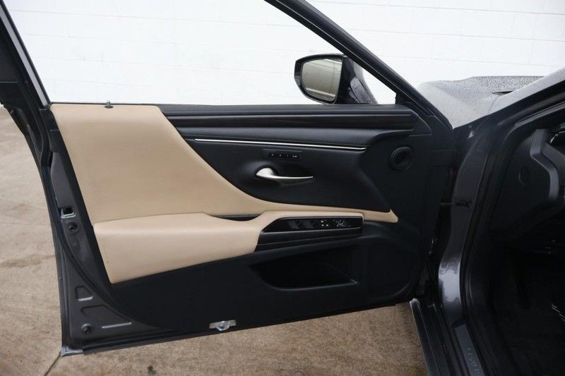 Lexus ES Vehicle Full-screen Gallery Image 14